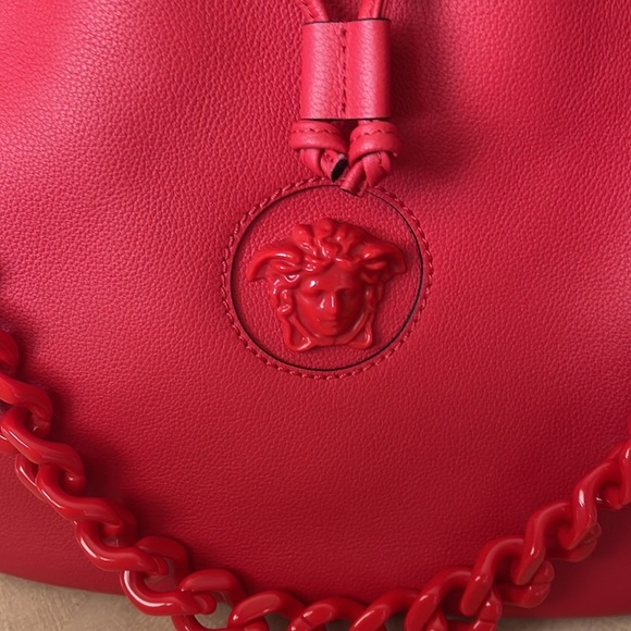 VERSACE
Grained Calfskin La Medusa Bucket
Bag Red
Bag - Picture 8 of 17
